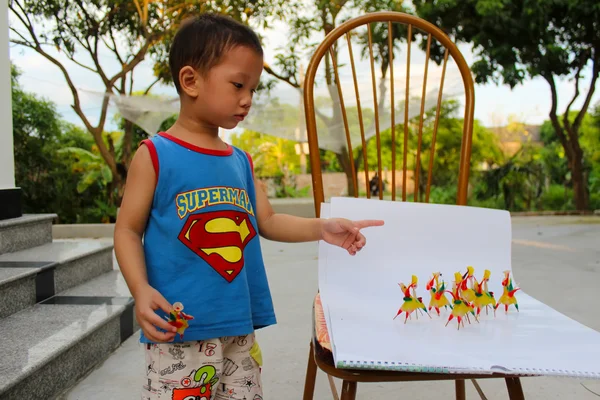 Garçon jouer Tohe, les jouets traditionnels au Vietnam fabriqués par r coloré — Photo