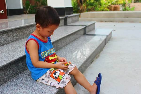 Boy play Tohe, the traditional toys in Vietnam made by colored r — Stock Photo, Image