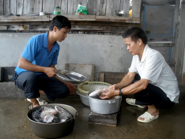 Рыбаки перерабатывают рыбу для пищевых продуктов — стоковое фото