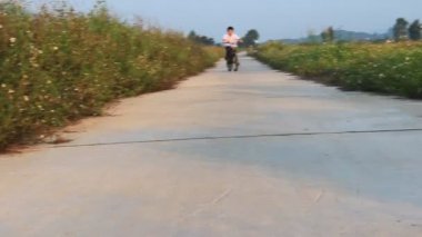 Çocuk yolda gidiyor.