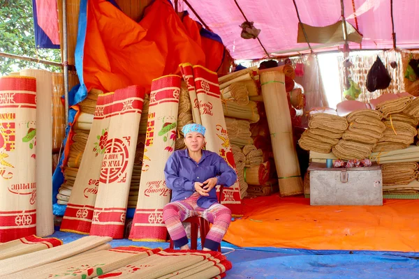 Hai Duong, Vietnam, September, 3: människor på marknaden säljer säng m — Stockfoto