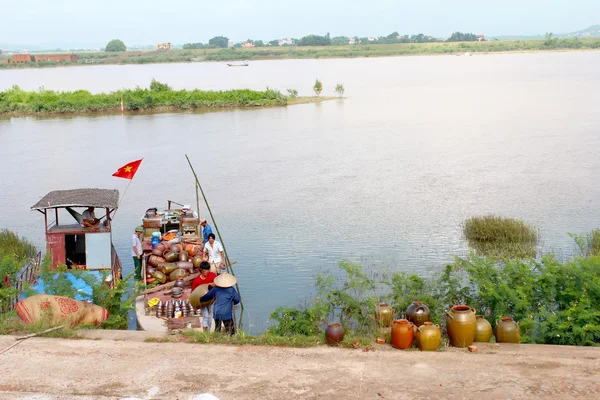 Hai duong, vietnam, september, 3: menschen auf dem keramikmarkt — Stockfoto