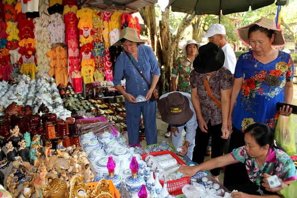 Hai Duong, Vietnam, September, 6: Människor som säljer bra på septembe — Stockfoto