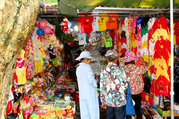 HAI DUONG, VIETNAM, SEPTIEMBRE, 6: Gente vendiendo bien en Septemb —  Fotos de Stock