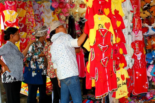 Hai Duong, Vietnam, September, 6: Människor som säljer bra på septembe — Stockfoto