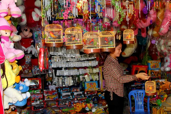 HAI DUONG, VIETNAM, SEPTIEMBRE, 6: Gente vendiendo bien en Septemb —  Fotos de Stock