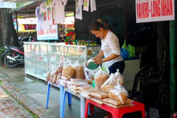 Хай Дуонг, В'єтнаму, 6 вересня: Людей, що продають добре на Septemb — стокове фото