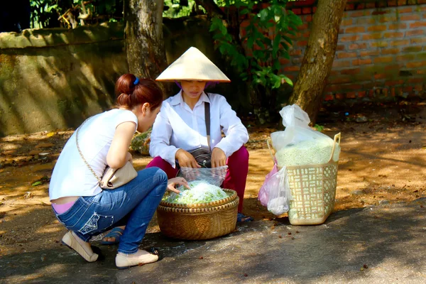 Hai Duong, Vietnam, 6 September: Vrouw verkopen gebakken rijst in th — Stockfoto