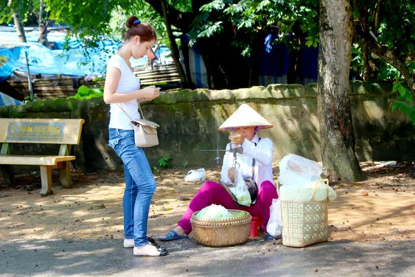 ハイ ズオン、ベトナム、9 月 6 日: 女性のチャーハンを売って — ストック写真