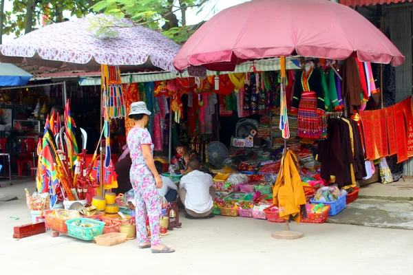 HAI DUONG, VIETNAM, SEPTIEMBRE, 8: La vida del vendedor vietnamita en m —  Fotos de Stock