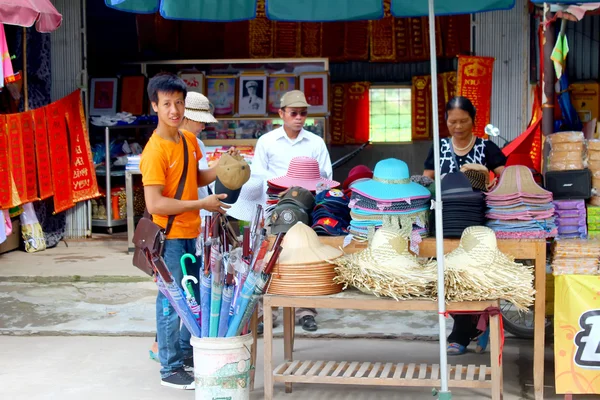HAI DUONG, VIETNAM, SEPTIEMBRE, 8: La vida del vendedor vietnamita en m —  Fotos de Stock