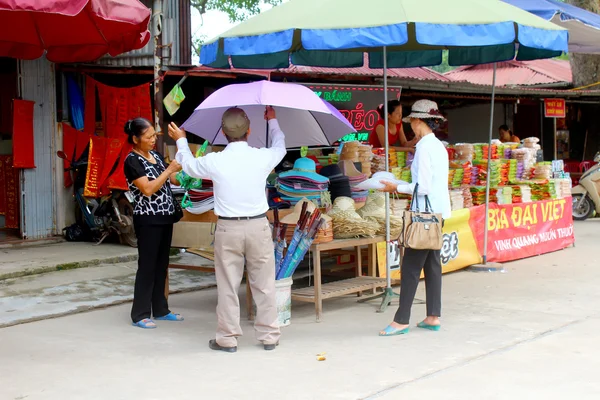 HAI DUONG, VIETNAM, 8 SEPTEMBRE : Vie du vendeur vietnamien à m — Photo