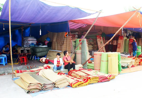 海平阳，越南，9 月，8: 人在市场卖床 m — 图库照片
