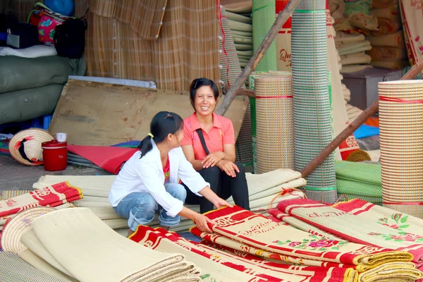 Hai Duong, Vietnam, September, 8: människor på marknaden säljer säng m — Stockfoto