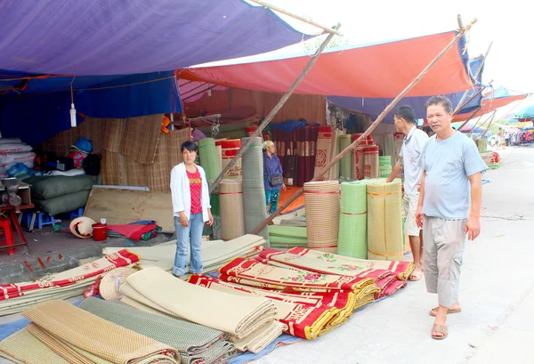 Hai Duong, Vietnam, September, 8: människor på marknaden säljer säng m — Stockfoto