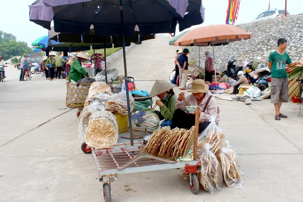 HAI DUONG, VIETNAM, SETEMBRO, 8: Vida do vendedor vietnamita em m — Fotografia de Stock