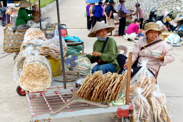 Χάι Ντουόνγκ, Βιετνάμ, Σεπτεμβρίου, 8: γυναίκα που πωλούν το ρύζι κέικ σε ma — Φωτογραφία Αρχείου