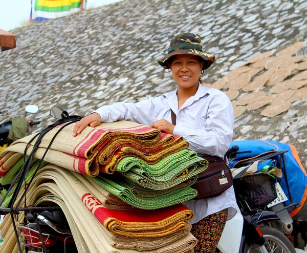 Hai Duong, Vietnam, September, 8: människor på marknaden säljer säng m — Stockfoto