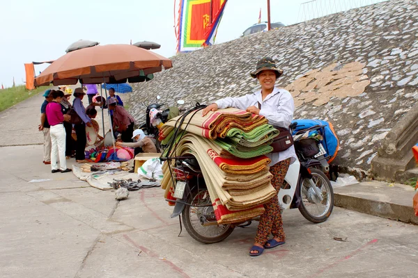 Hai Duong, Vietnam, 8 September,: mensen op markt verkopen bed m — Stockfoto