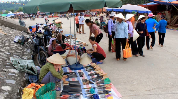 Hai Duong, Vietnam, 8 September,: Mensen verkopen goed op Septemb — Stockfoto
