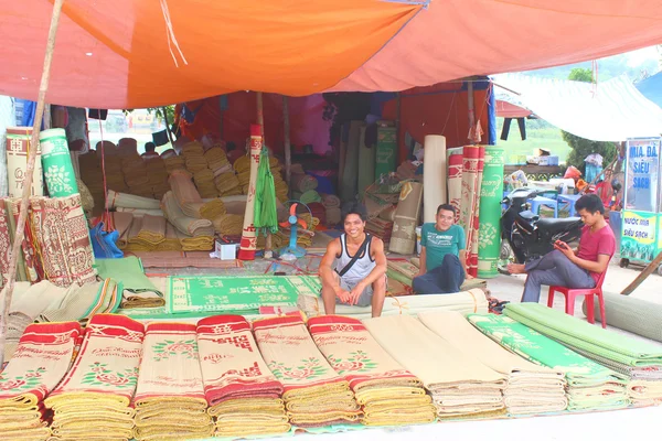 HAI DUONG, VIETNAM, SETEMBRO, 8: pessoas no mercado que vendem cama m — Fotografia de Stock