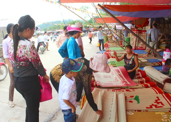 Hai Duong, Vietnam, Eylül, 8: İnsanlar yatakta m satış Market — Stok fotoğraf