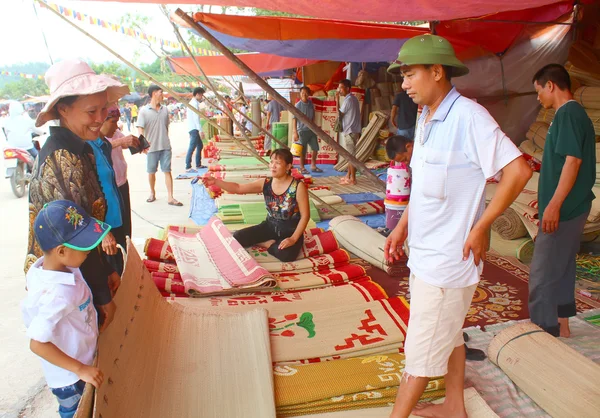 Hai Duong, Vietnam, 8 September,: mensen op markt verkopen bed m — Stockfoto