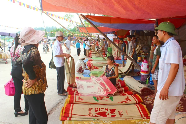 Hai Duong, Vietnam, Eylül, 8: İnsanlar yatakta m satış Market — Stok fotoğraf