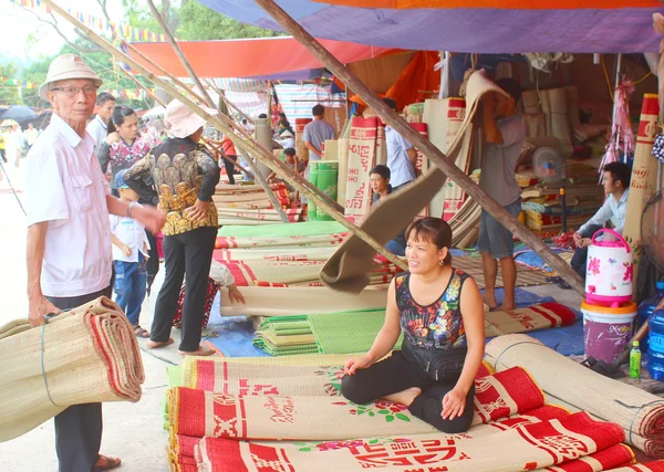 HAI DUONG, VIETNAM, SEPTIEMBRE, 8: personas en el Mercado de venta de cama m — Foto de Stock