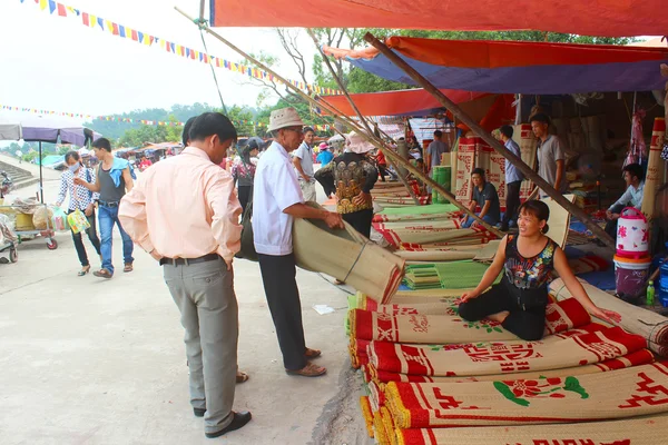 Hai Duong, Vietnam, September, 8: människor på marknaden säljer säng m — Stockfoto