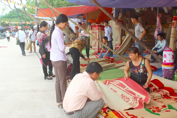 HAI DUONG, VIETNAM, SEPTIEMBRE, 8: personas en el Mercado de venta de cama m —  Fotos de Stock