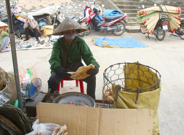 HAI DUONG, VIETNAM, SETTEMBRE, 8: Persone che vendono bene a settembre — Foto Stock