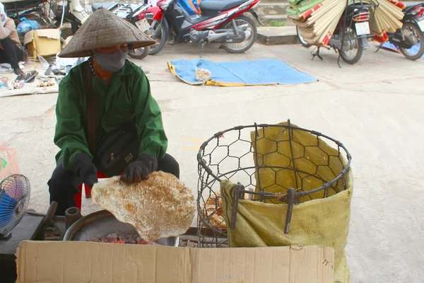 Hai Duong, Vietnam, September, 8: Människor som säljer bra på septembe — Stockfoto