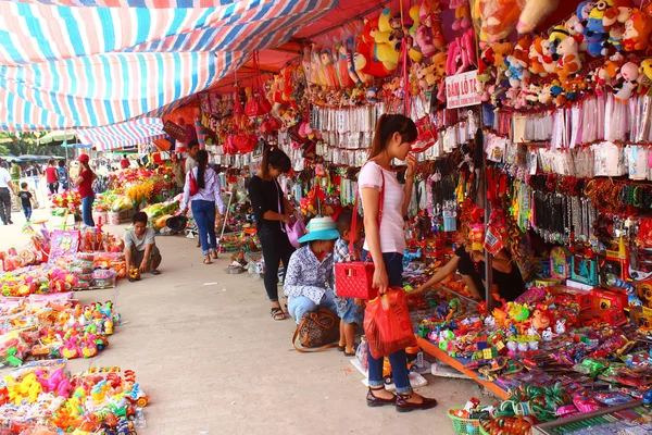 HAI DUONG, VIETNAM, 8 DE SEPTIEMBRE: Las personas que venden bien en Septemb —  Fotos de Stock