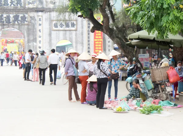 Hai Duong, Vietnam, September, 8: Människor som säljer bra på septembe — Stockfoto