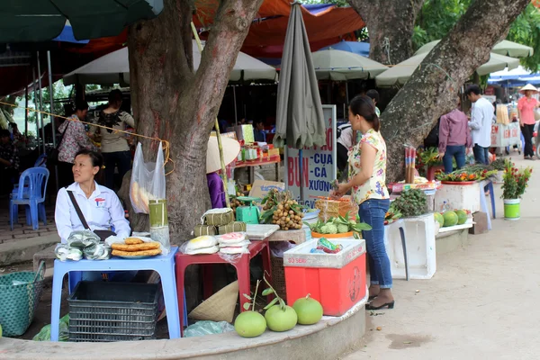 HAI DUONG, VIETNAM, SETTEMBRE, 8: Persone che vendono bene a settembre — Foto Stock