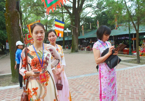 HAI DUONG, VIETNAM, October, 9: Unidentified Vietnamese women we — Stock Photo, Image