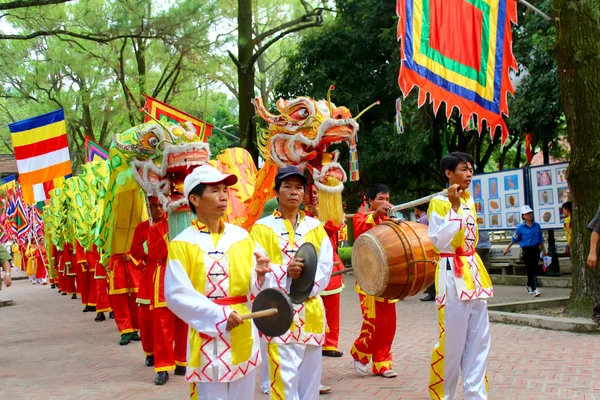 HAI DUONG, VIETNAM, 10 SEPTEMBRE : un groupe de personnes asiatiques danse — Photo