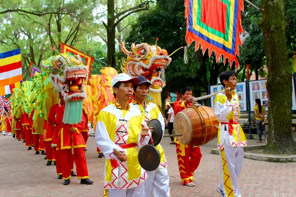 HAI DUONG, VIETNAM, SETEMBRO, 10: um grupo de asiáticos dança — Fotografia de Stock