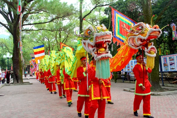 HAI DUONG, VIETNAM, 10 DE SEPTIEMBRE: un grupo de gente asiática baila —  Fotos de Stock