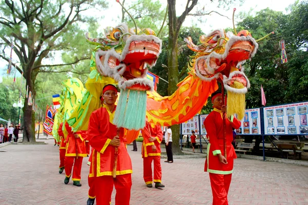 HAI DUONG, VIETNAM, 10 DE SEPTIEMBRE: un grupo de gente asiática baila — Foto de Stock
