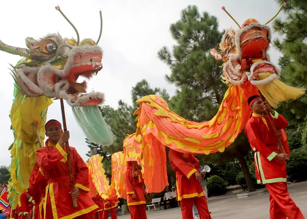 Hai Duong, Vietnam, September, 10: en grupp av asiatiska folk dans — Stockfoto