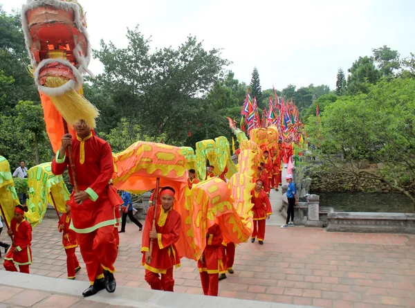 HAI DUONG, VIETNAM, 10 DE SEPTIEMBRE: un grupo de gente asiática baila — Foto de Stock