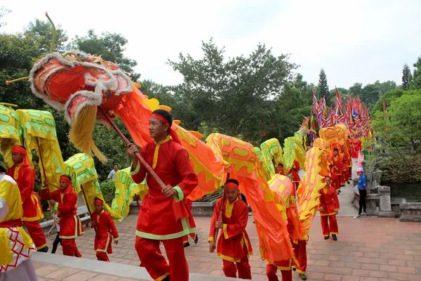 HAI DUONG, VIETNAM, 10 DE SEPTIEMBRE: un grupo de gente asiática baila —  Fotos de Stock