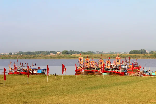 HAI DUONG, VIETNAM, SEPTIEMBRE, 10: Realizado barco tradicional en —  Fotos de Stock