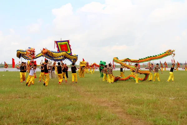 Grupp av asiatiska folk dans — Stockfoto