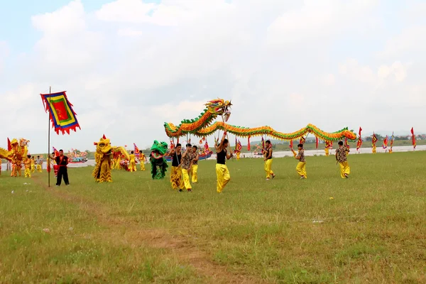 HAI DUONG, VIETNAM, 10 DE SEPTIEMBRE: un grupo de gente asiática baila —  Fotos de Stock