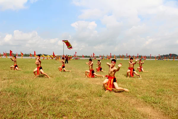 HAI DUONG, VIETNAM, SEPTEMBER, 10: martial arts practitioners per — стоковое фото