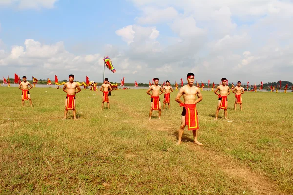 HAI DUONG, VIETNAM, SETEMBRO, 10: praticantes de artes marciais por — Fotografia de Stock