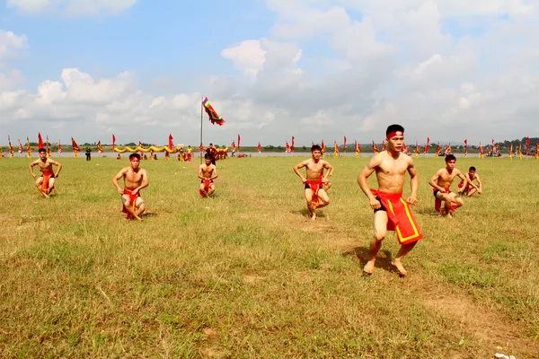 ハイ ズオン、ベトナム、9 月 10 日: 武道の実践者あたり — ストック写真